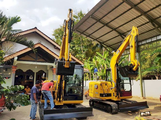 Sewa Alat Berat Jogja, Rental Alat Berat Jogja. CV Rizky Mulyo Mandiri Rental Sewa Alat Berat Jogja Jateng Termurah & Terlengkap. Melayani persewaan alat berat berbagai jenis dengan biaya terjangkau. Melayani persewaan Exavator pc200, Exavator mini, Bulldozer, Baby Roller, Vibro, Dump Truk, dll