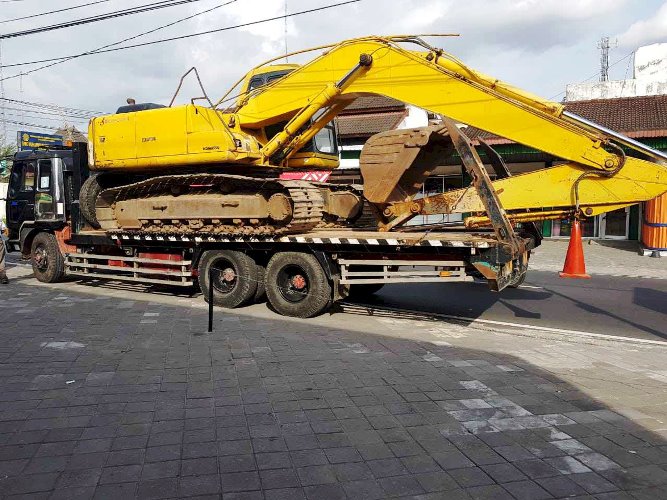 Sewa Alat Berat Jogja, Rental Alat Berat Jogja. CV Rizky Mulyo Mandiri Rental Sewa Alat Berat Jogja Jateng Termurah & Terlengkap. Melayani persewaan alat berat berbagai jenis dengan biaya terjangkau. Melayani persewaan Exavator pc200, Exavator mini, Bulldozer, Baby Roller, Vibro, Dump Truk, dll